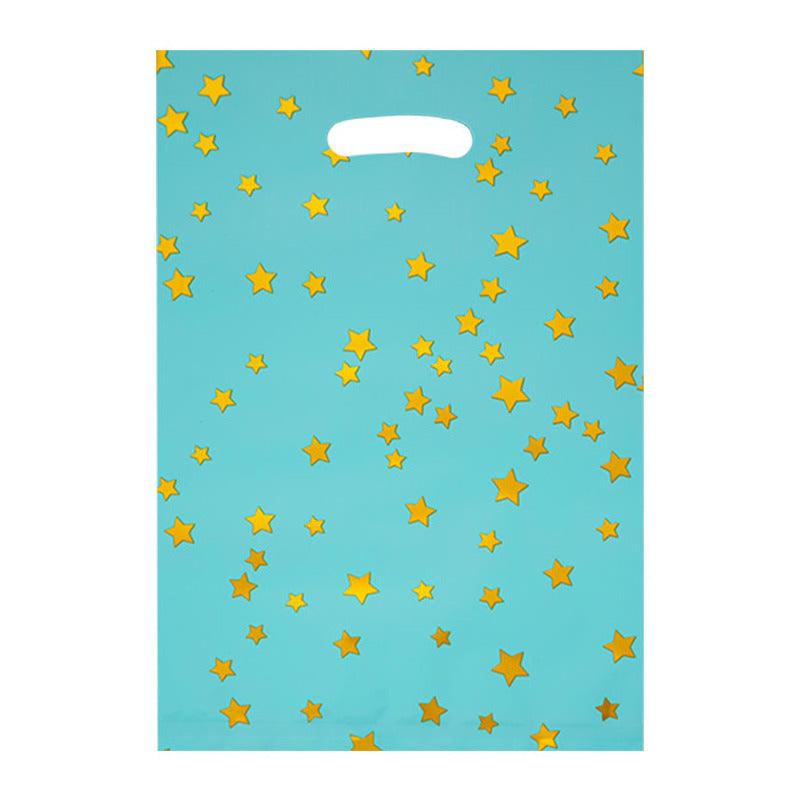 Bolsa metalizada celeste con diseño de estrellas doradas.