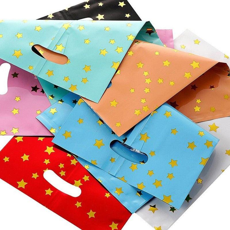 Bolsas metalizadas con estrellas doradas dispuestas en una base.