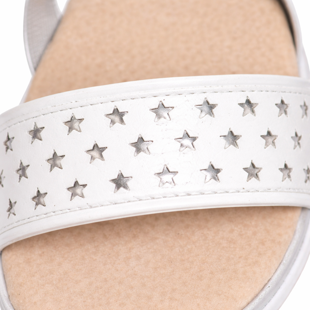Sandalia Niña Blanca Con Estrellas Detalle - Louicid