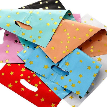 Bolsas metalizadas con estrellas doradas dispuestas en una base.