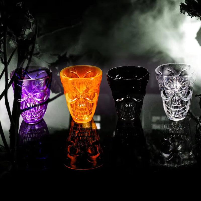 Escena ambientada de Halloween con vasos shot calavera, ideal para inspiración de decoración - Louicid
